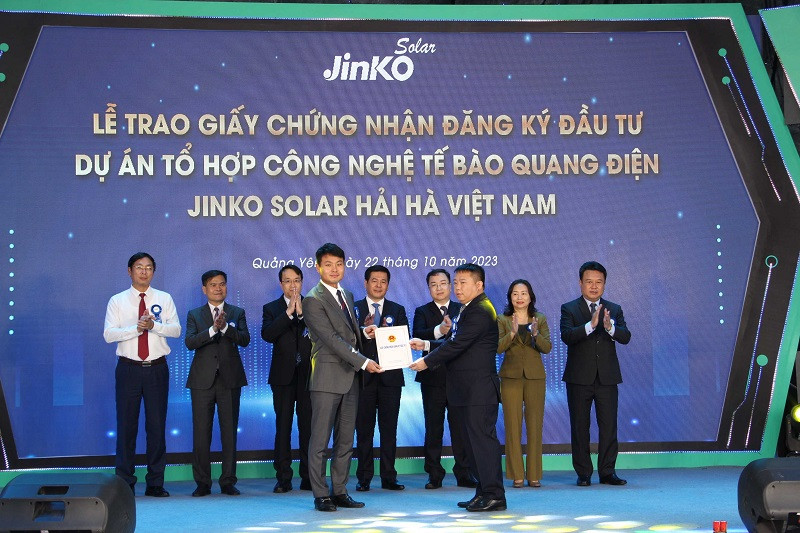 Lãnh đạo BQL KKT tỉnh Quảng Ninh trao giấy chứng nhận đầu tư Jinko 5 cho lãnh đạo Tập đoàn Jinko (Ảnh: Cổng TTĐT thị xã Quảng Yên)