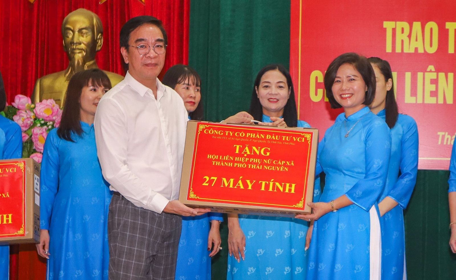 Ông Phạm Thanh Lâm, Tổng Giám đốc CTY CP Đầu tư VCI tặng máy tính cho Hội Liên hiệp phụ nữ cấp xã của TP Thái Nguyên.