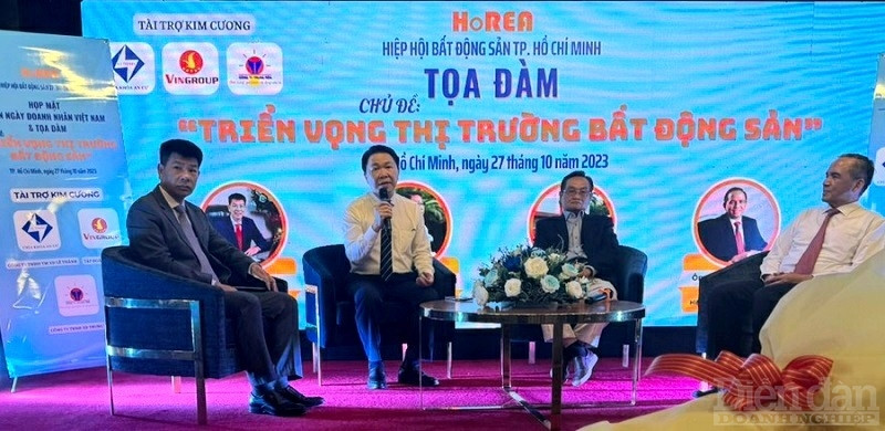 Các diễn giả tại phiên thảo luận. Thứ tự từ phải sang: Ông Lê Hoàng Châu - Chủ tịch HoREA; TS Trần Du Lịch - Chuyên gia Kinh tế; Ông Trần Hồng Quân