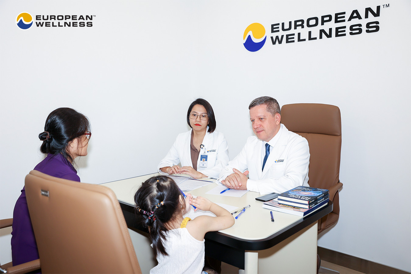 Các bác sĩ tại European Wellness tiến hành thăm khám cho các em nhỏ