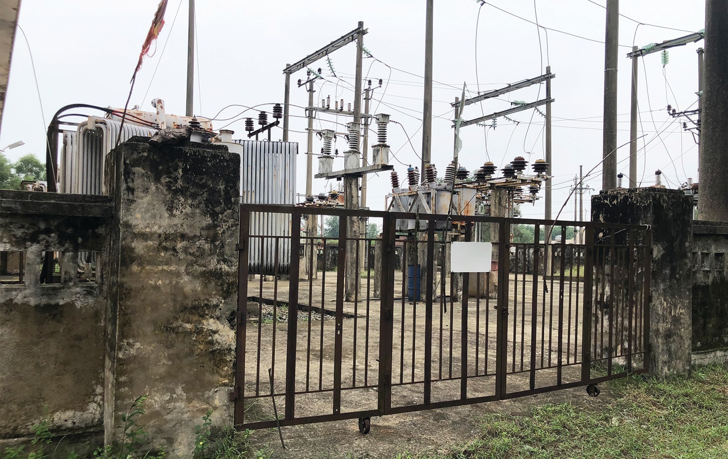 p/Trạm điện của mỏ sắt luôn trong tình trạng cửa đóng then cài. Các chữ ghi thông tin trên cổng không còn, rêu phong phủ kín, cây cỏ mọc um tùm sau nhiều năm nằm phơi nắng, phơi sương