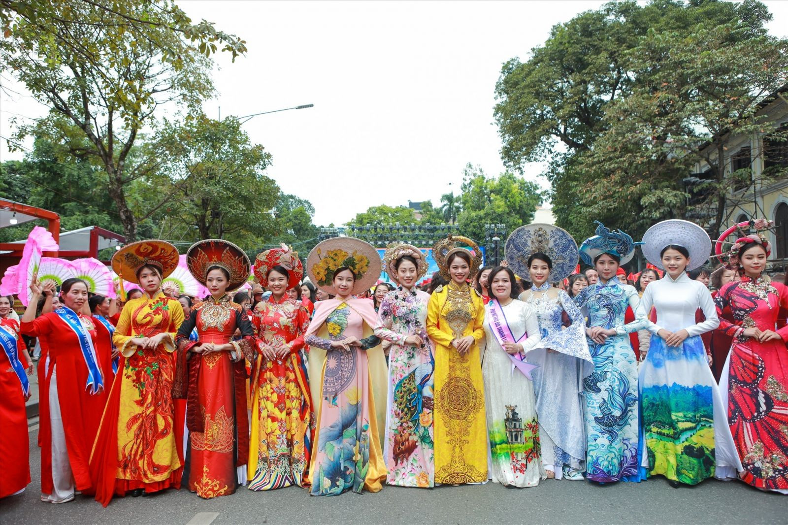 Chương trình đồng diễn áo dài “Phụ nữ Thủ đô hội nhập và phát triển” năm 2022 bên hồ Hoàn Kiếm, Hà Nội.