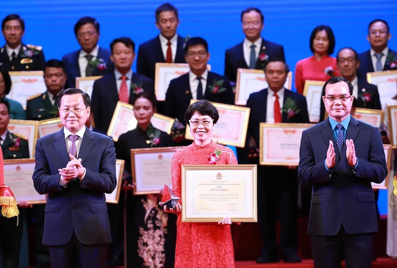 Phó Thủ tướng Lê Minh Khái và Chủ tịch Tổng Liên đoàn Lao động Việt Nam Nguyễn Đình Khai trao bằng khen cho các doanh nghiệp được tôn vinh 