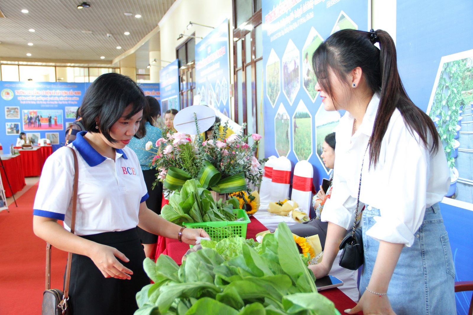 Khách hàng tham quan các gian hàng khởi nghiệp