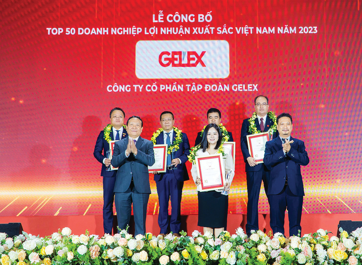  Bà Nguyễn Hồng Nhung - Giám đốc Truyền thông Tập đoàn GELEX nhận Cúp và chứng nhận Top 50 Doanh nghiệp lợi nhuận tốt nhất Việt Nam – năm 2023.