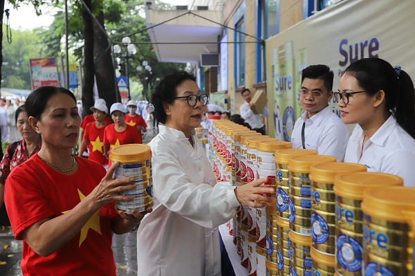 Người cao tuổi quan tâm, tìm hiểu các sản phẩm dinh dưỡng của Vinamilk tại sự kiện.