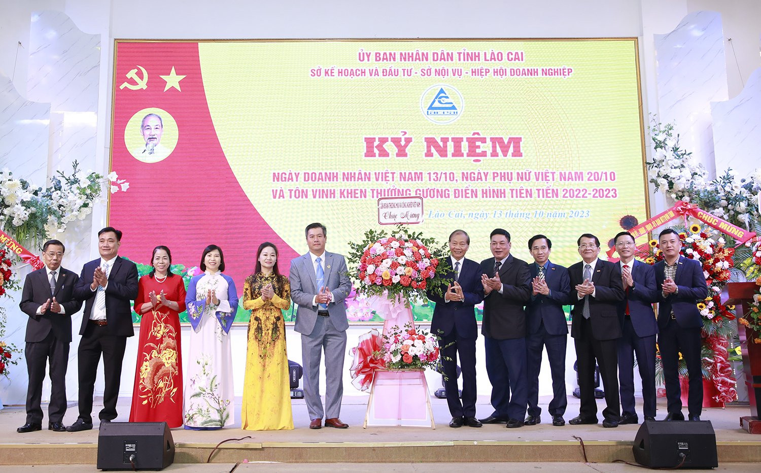  Ông Hoàng Quang Phòng - Phó Chủ tịch Liên đoàn Thương mại và Công nghiệp Việt Nam (VCCI) tặng hoa chúc mừng nhân ngày doanh nhân Việt Nam 13/10 tại Lào Cai.