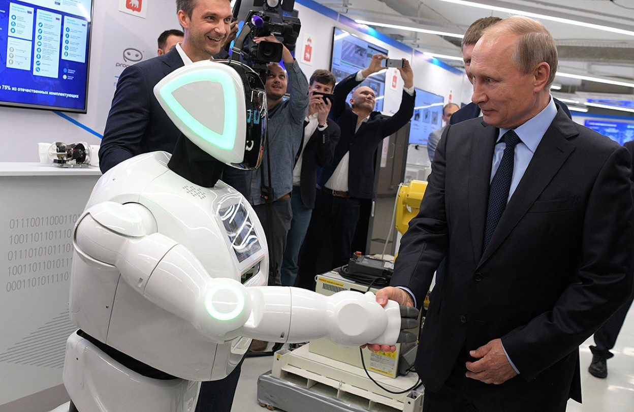 Tổng thống Putin thăm nhà máy sản xuất robot