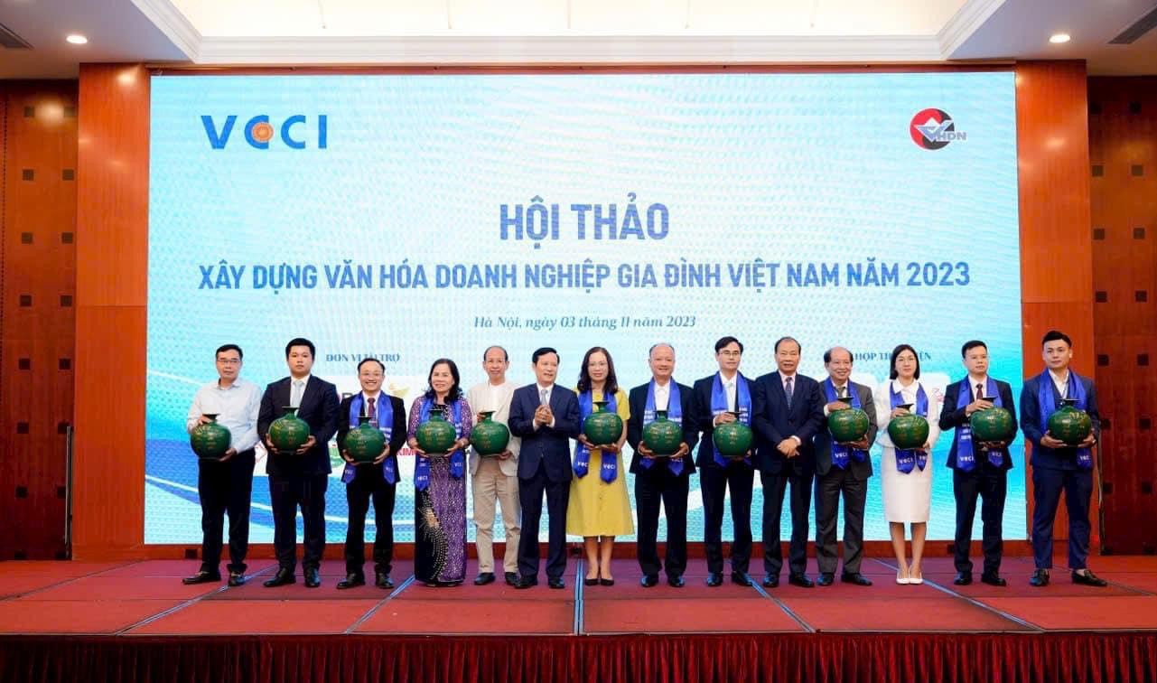 Chủ tịch VCCI Phạm Tấn Công và Phó Chủ tịch VCCI Nguyễn Quang Phòng tặng quà các đại biểu, các doanh nghiệp gia đình