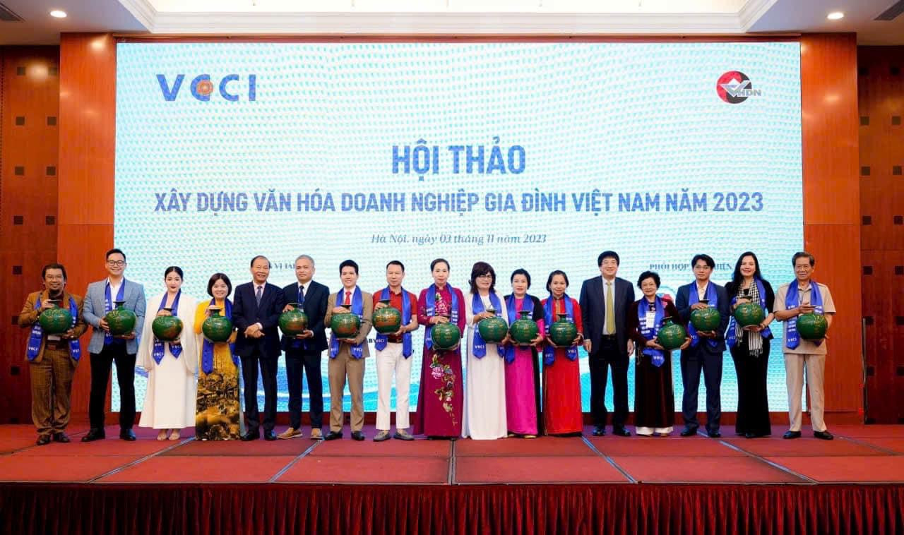 Phó Chủ tịch VCCI Nguyễn Quang Phòng và Chủ tịch Phạm Đình Đoàn