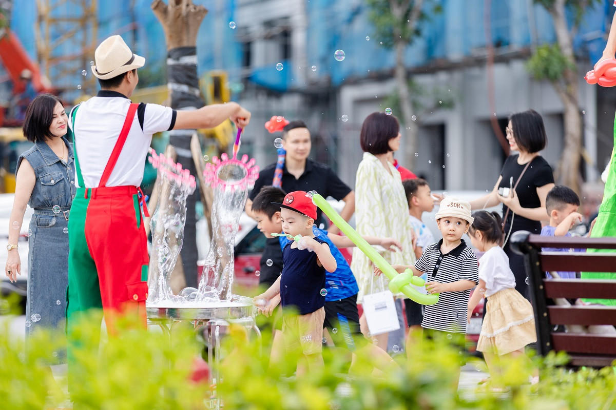 Lễ khai trương thu hút sự quan tâm của hàng nghìn khách hàng và nhà đầu tư tới tham quan và trải nghiệm 