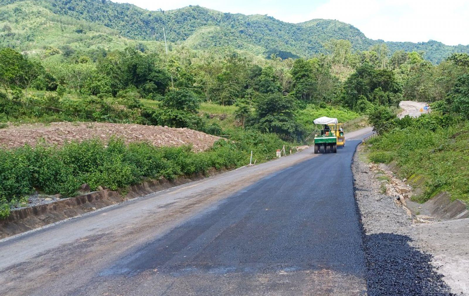 Hình ảnh mặt đường sau khi đơn vị thi công cào bóc, thảm lại lớp bê tông nhựa