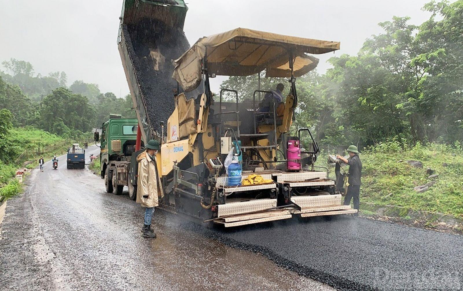 Trước đó, vào ngày 10/10/2023, theo ghi nhận của phóng viên, trên QL15D đoạn km5+547 đến km4+906 xuất hiện mưa kéo dài, các công nhân phải mặc áo mưa để làm việc nhưng đơn vị thi công vẫn tiến hành thảm nhựa 