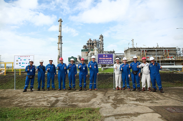 Lãnh đạo Công ty, các ban chuyên môn và Đoàn Thanh niên BSR chụp ảnh tại công trình thanh niên