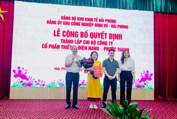 Đại diện lãnh đạo Đảng ủy KKT chúc mừng chi bộ Công ty Thiết bị điện Nano Phước Thạnh