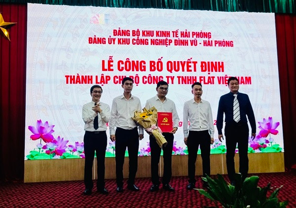 Bí thư Đảng ủy Khu Kinh tế Hải Phòng và bí thư Đảng ủy KCN Đình Vũp/trao Quyết định thành lập chi bộ Đảngp/công ty TNHH Flat Việt Nam