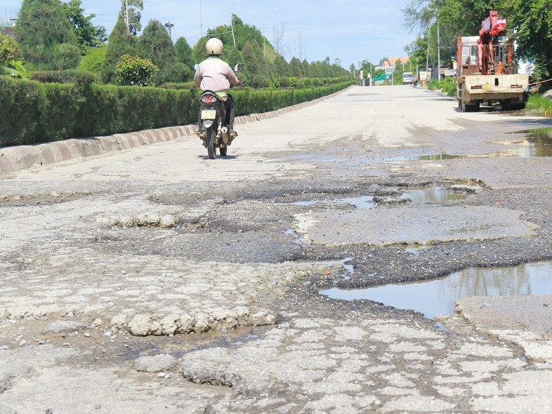 Các tuyến đường giao thông tại Khu kinh tế Dung Quất đang xuống cấp nặng vì phải gánh lượng xe tải trọng lớn mỗi ngày.