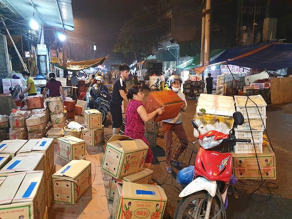 23h đêm, các tiểu thương tại chợ Thổ Tang (Vĩnh Tường) đã bắt đầu “luôn chân, luôn tay”.