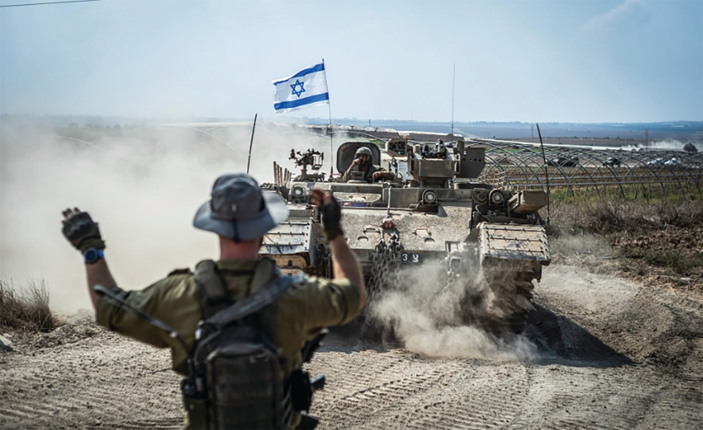 p/Giá dầu đã tăng mạnh do xung đột Israel- Hamas. (Ảnh: AFP, biểu đồ: TradingView)