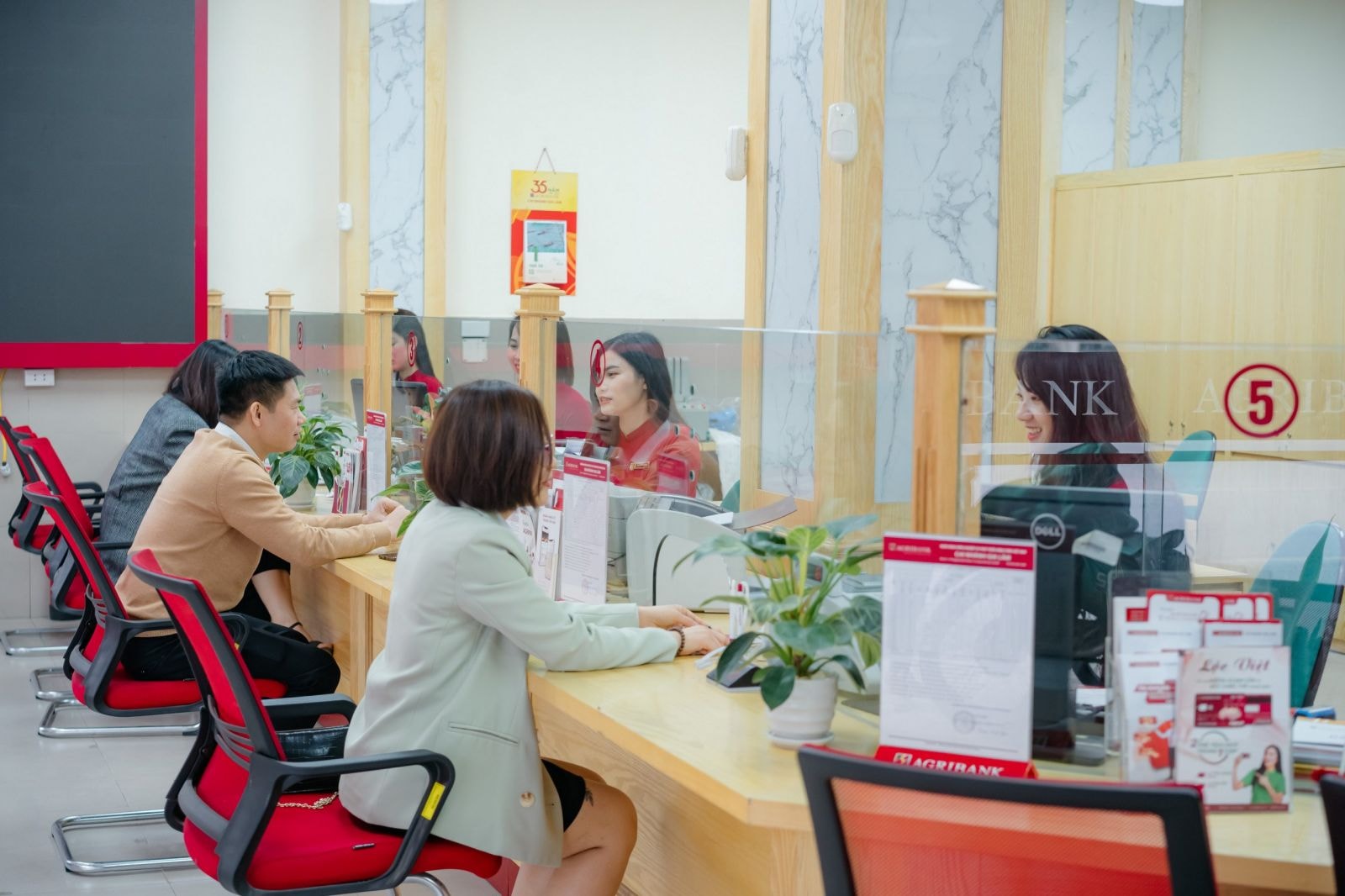 Agribank là một trong các Ngân hàng thương mại Nhà nước đóng vai trò chủ lực trong hệ thống ngân hàng, có mạng lưới rộng lớn nhất với gần 2.300 chi nhánh và phòng giao dịch trên khắp mọi vùng, miền, huyện đảo cả nước. 