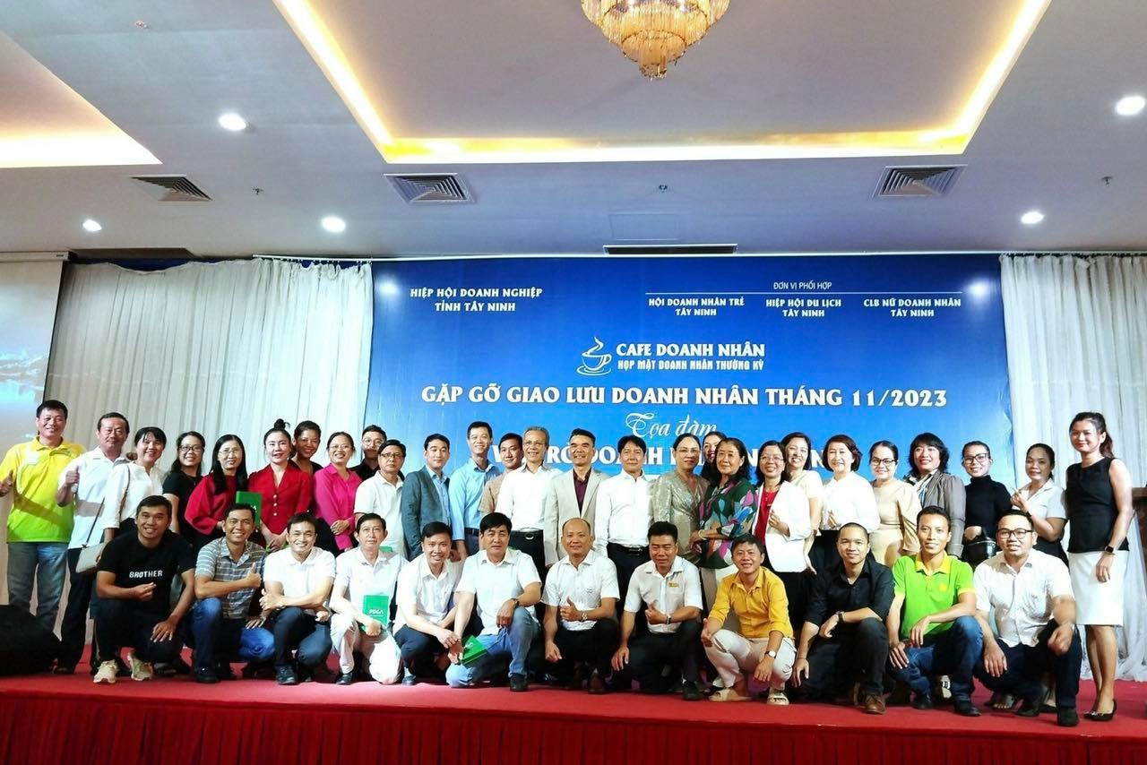 Các doanh nghiệp chụp ảnh lưu niệm tại chương trình.