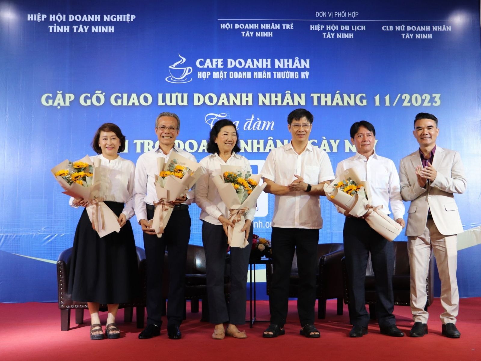 Bí thư Tỉnh uỷ, Chủ tịch HĐND tỉnh Tây Ninh Nguyễn Thành Tâm tặng hoa cho các khách mời tham gia toạ đàm.