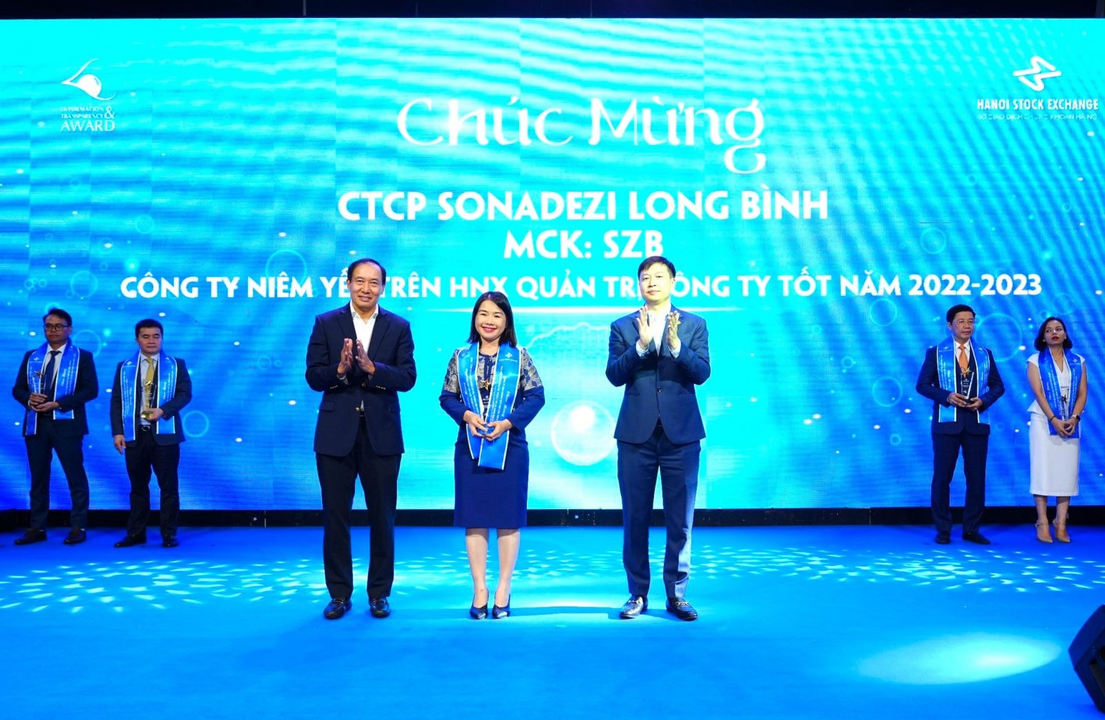 Bà Lưu Thị Thúy Vân - Trưởng Ban kiểm soát Công ty CP Sonadezi Long Bình nhận cúp Công ty niêm yết trên HNX quản trị công ty tốt năm 2022-2023
