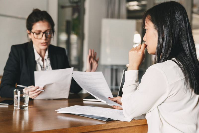 tại mỗi chi nhánh, phòng giao dịch của tổ chức tín dụng và chi nhánh ngân hàng nước ngoài phải thiết lập một quầy giao dịch riêng (hoặc bàn giao dịch riêng) để tư vấn, bán bảo hiểm