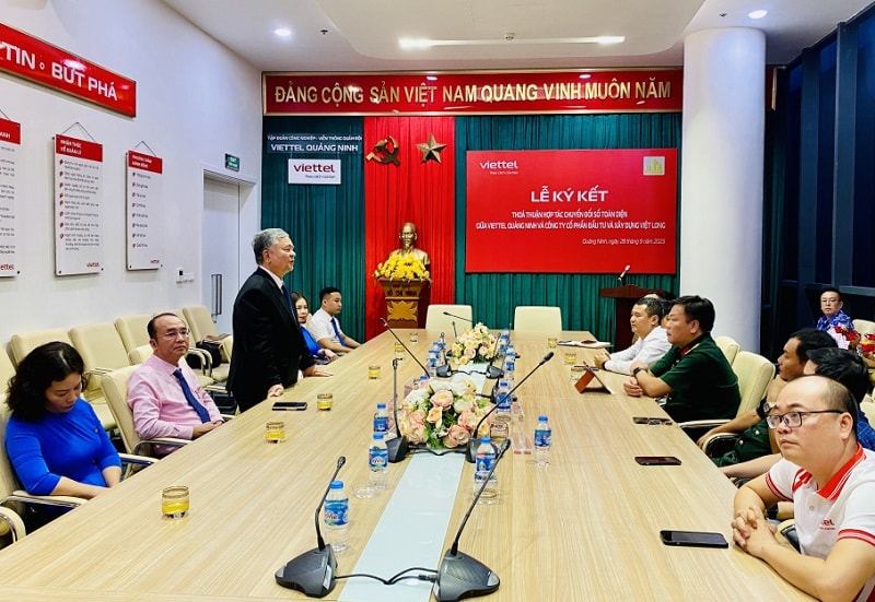 Đại diện lãnh đạo Công ty CP Đầu tư và Xây dựng Việt Long cho biết sẽ ứng dụng toàn diện các giải pháp viễn thông và CNTT vào hoạt động sản xuất của đơn vị (Ảnh: Báo Quảng Ninh)
