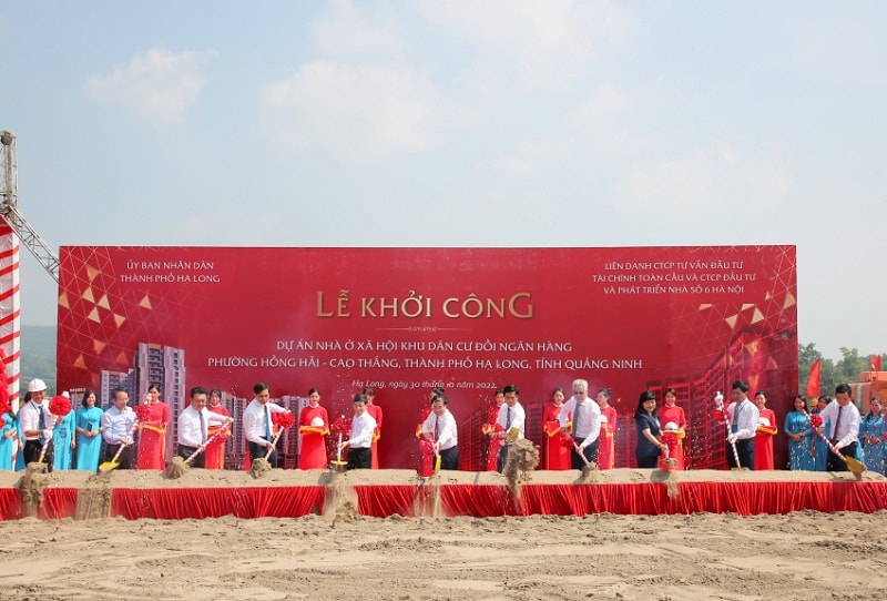 Các đại biểu thực hiện nghi thức khởi công dự án khu nhà ở xã hội Khu dân cư đồi Ngân hàng.