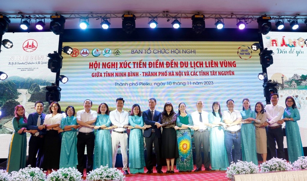 Các đại biểu chụp hình lưu niệm.