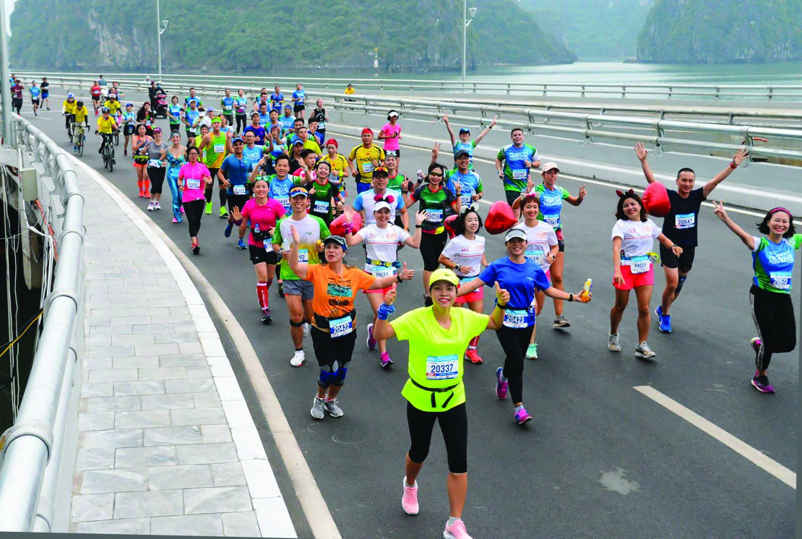  Giải chạy Marathon cung đường ven bờ Di sản vịnh Hạ Long thu hút 11.000 vận động viên tham gia trải nghiệm.