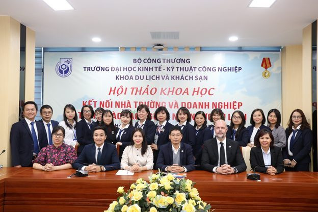 KẾT NỐI NHÀ TRƯỜNG VÀ DOANH NGHIỆP TRONG ĐÀO TẠO NGUỒN NHÂN LỰC DU LỊCH TẠI KHOA DU LỊCH VÀ KHÁCH SẠN UNETI