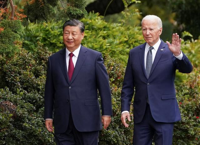 Tổng thống Biden (trái) và Chủ tịch Tập Cận Bình tại điền trang Filoli hôm 15/11. Ảnh: Reuters