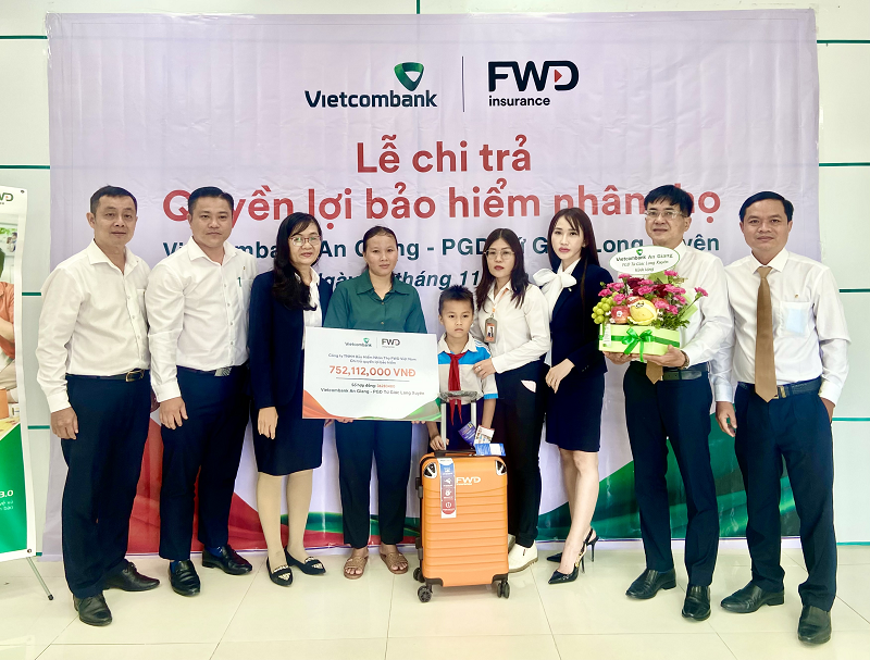 Vietcombank An Giang và FWD Việt Nam chi trả quyền lợi bảo hiểm trị giá 752.112.000 đồng cho bà Lê Thị Giàu là người thân của khách hàng Phạm Văn An tham gia bảo hiểm tại Phòng giao dịch Tứ Giác Long Xuyên vào tháng 08/2022.