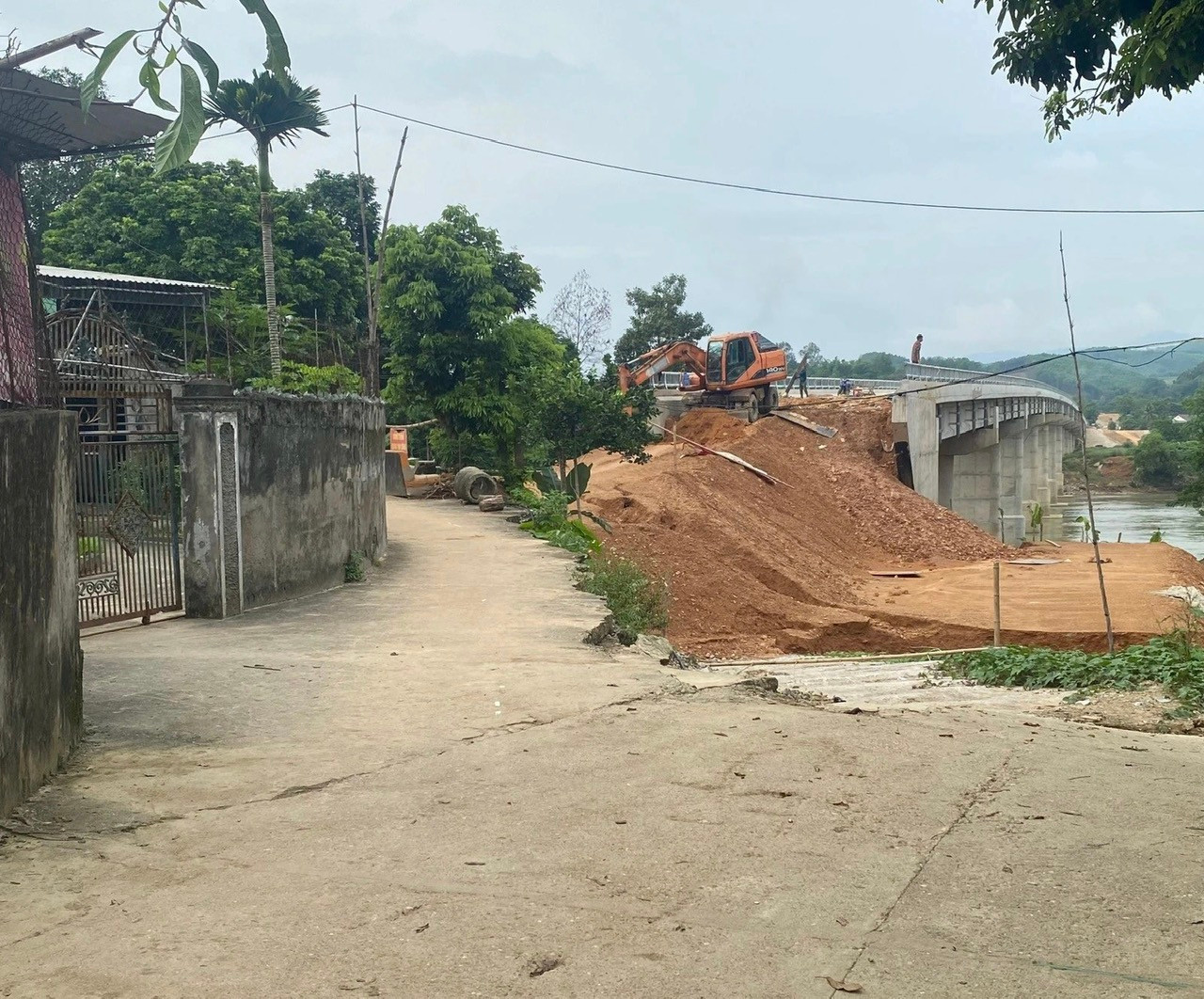 Thời gian tới, UBND huyện Con Cuông sẽ tập trung giải phóng mặt bằng, phấn đấu thông cầu trước ngày 30/4/2024