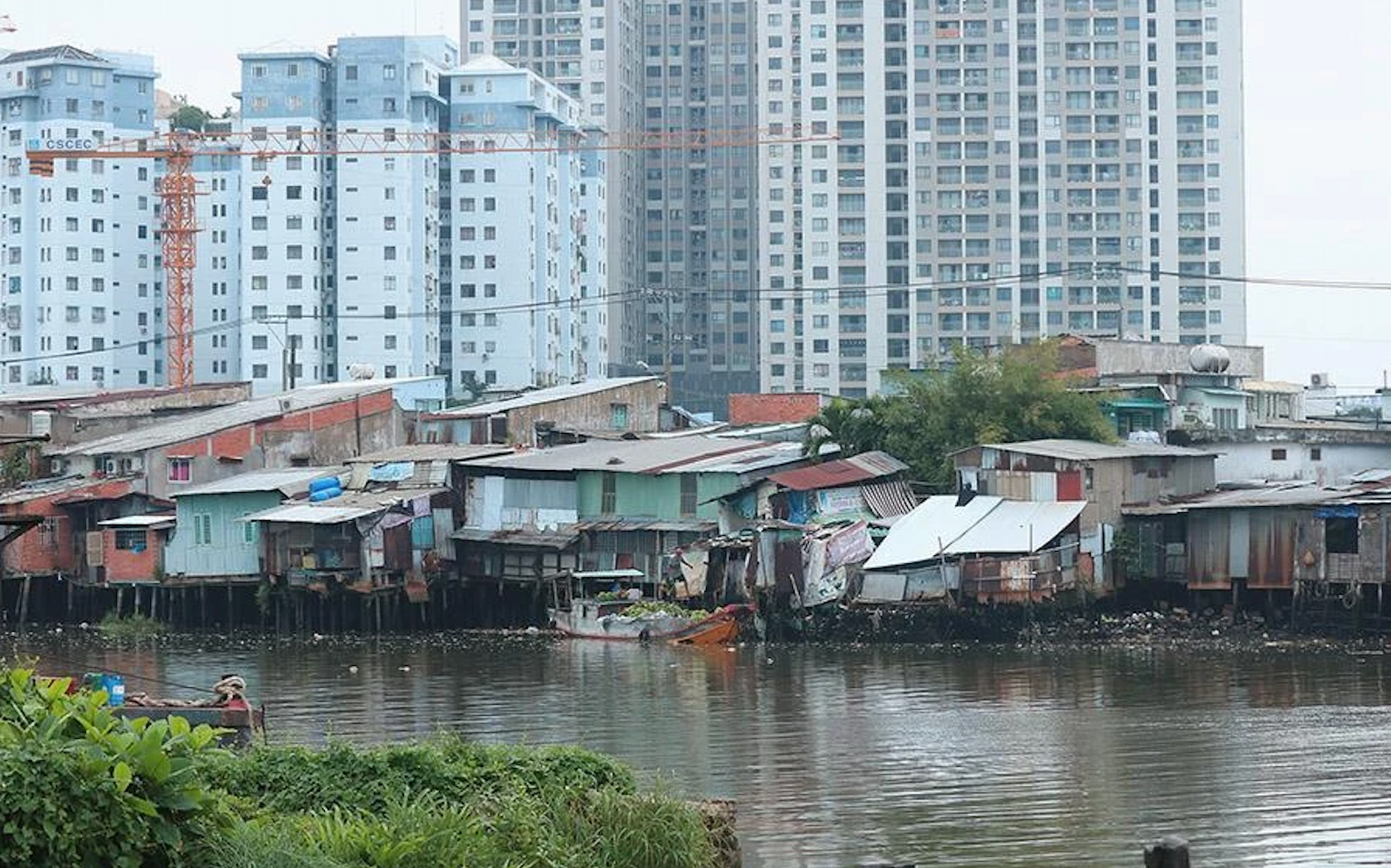 hiện nay hai vướng mắc chính của dự án là do khó khăn về nguồn vốn ngân sách và chính sách bồi thường, hỗ trợ và tái định cư. 