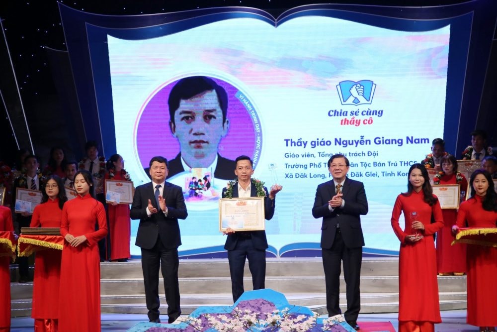 Chia sẻ cùng thầy cô năm 2023: Tuyên dương 58 thầy, cô giáo tiêu biểu trên cả nước