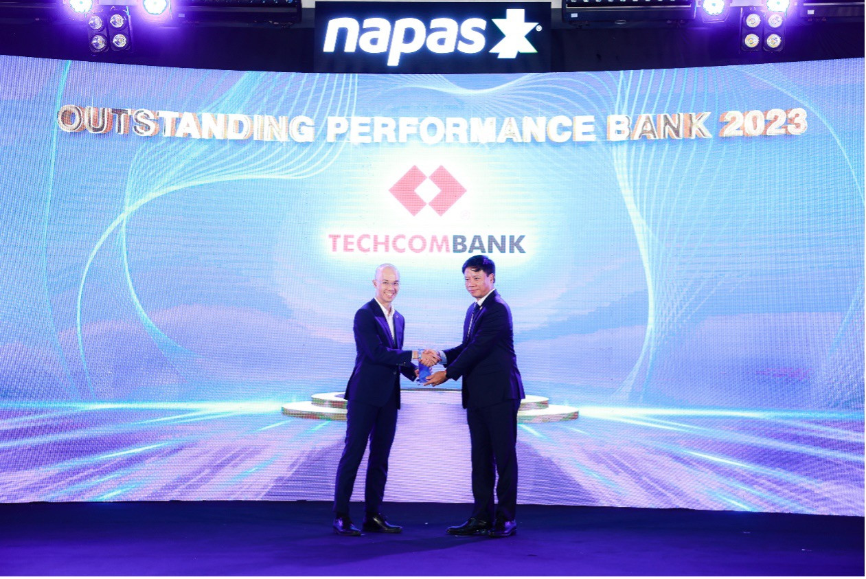 Đại diện Ngân hàng Techcombank nhận giải tiêu biểu năm 2023