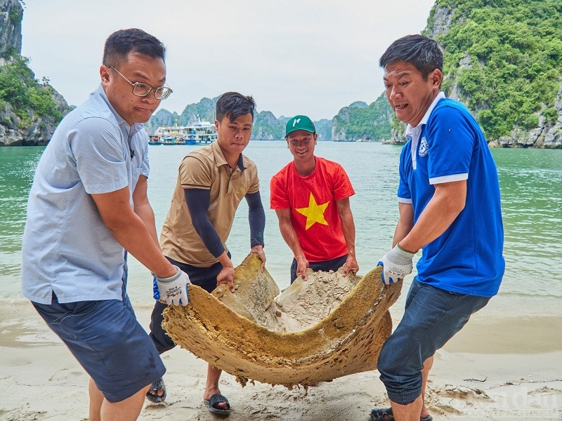 Anh Triều Dương (quận Lê Chân, TP Hải Phòng) chia sẻ, vài năm trở lại đây, rác thải theo hướng đi của dòng hải lưu đổ về đây và dạt vào các đảo trên quần đảo Cát Bà, gây mất mỹ quan thiên nhiên môi trường. Hy vọng rằng những hoạt động làm sạch môi trường được tổ chức thường xuyên để chúng ta cùng nâng cao ý thức bảo vệ thiên nhiên hướng tới sự phát triển bền vững, bảo tồn của di sản cho muôn đời sau