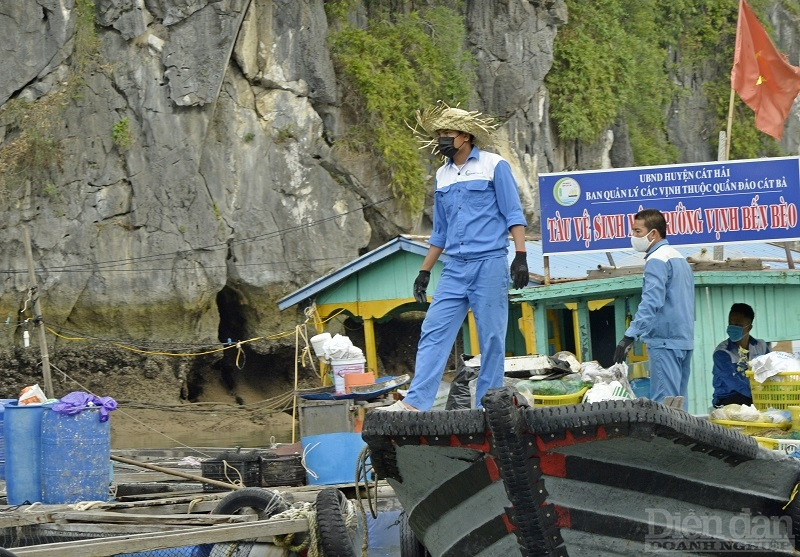 Huyện Cát Hải tổ chức đội tàu thu gom rác hàng ngày trên các lồng bè nuôi hải sản để bảo vệ môi trường biển