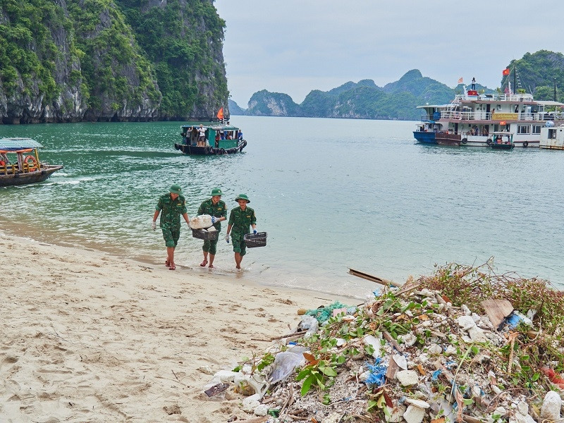 Lực lượng chức năng tham gia tuyên truyền, thu gom rác thải tại quần đảo Cát Bà