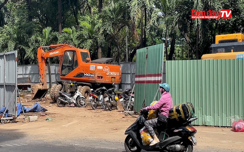 Gần 1 năm kể từ khi khởi công, thế nhưng tiến độ thi công dự án đường nối Trần Quốc Hoàn – Cộng Hoà khá ì ạch. Các hạng mục vẫn chỉ dừng lại ở việc quây tôn, tập kết máy móc 