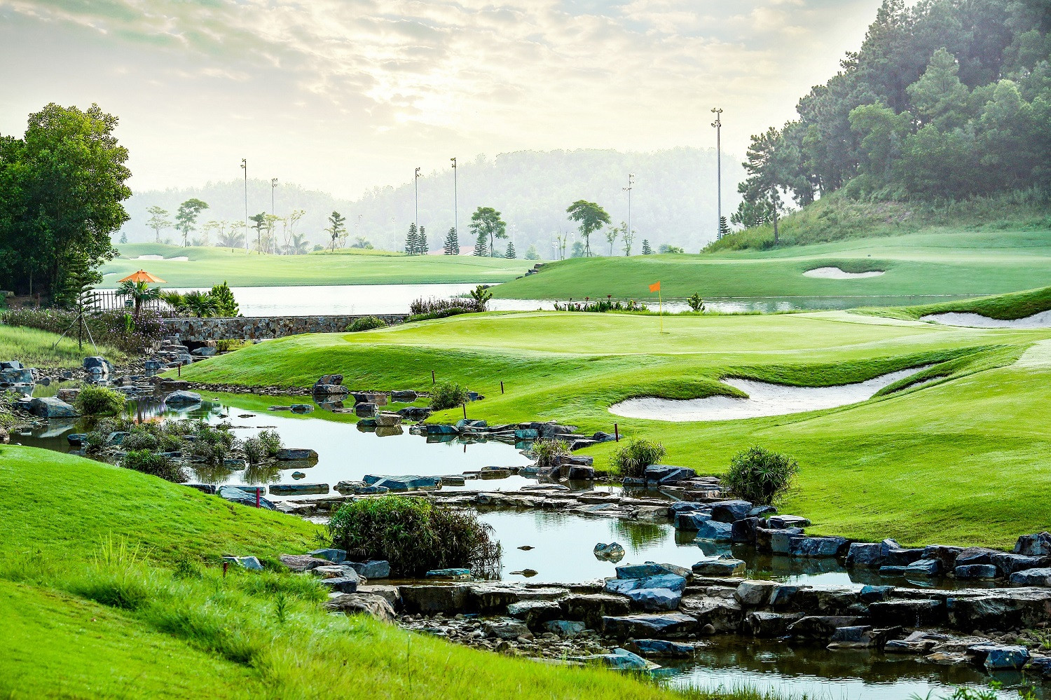 Legend Hill Country Club tạo nguồn cảm hứng với  vẻ đẹp kỳ vỹ của vùng đồi núi Sóc Sơn, Hà Nội.