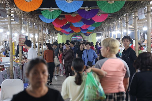 Người tiêu dùng, du khách trong và ngoài nước đi tham quan mua sắm tại Hội chợ