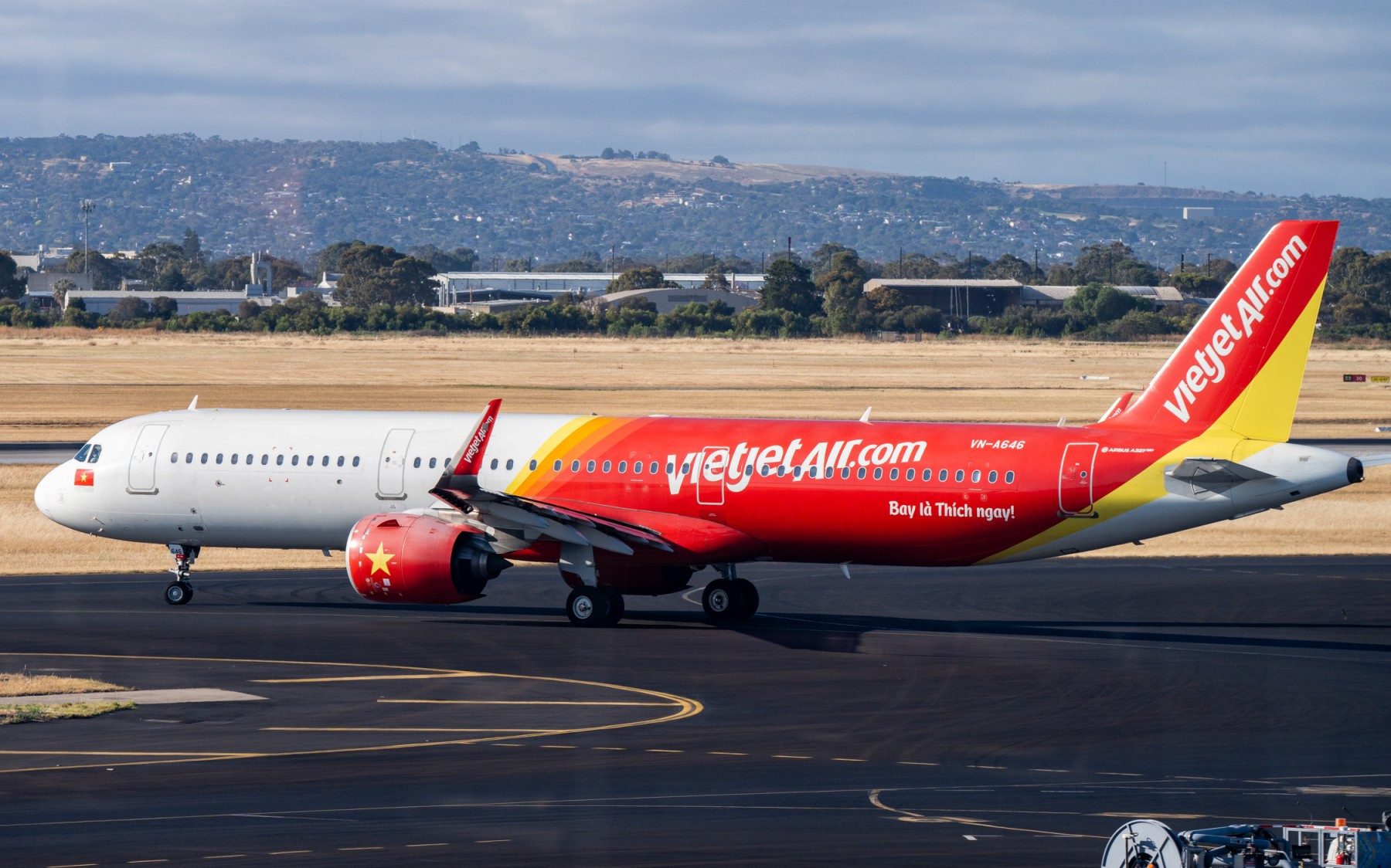 A7. Tàu bay Vietjet tại sân bay Adelaide (Australia)  A8. Tàu bay Vietjet được chào đón với nghi thức vòi rồng