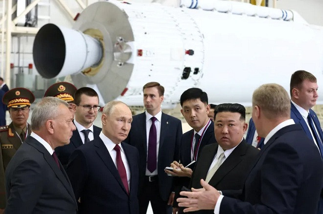 Tổng thống Nga Vladimir Putin và Chủ tịch Triều Tiên Kim Jong Un tại Trung tâm vũ trụ Vostochny Cosmodrome. Ảnh: Reuters