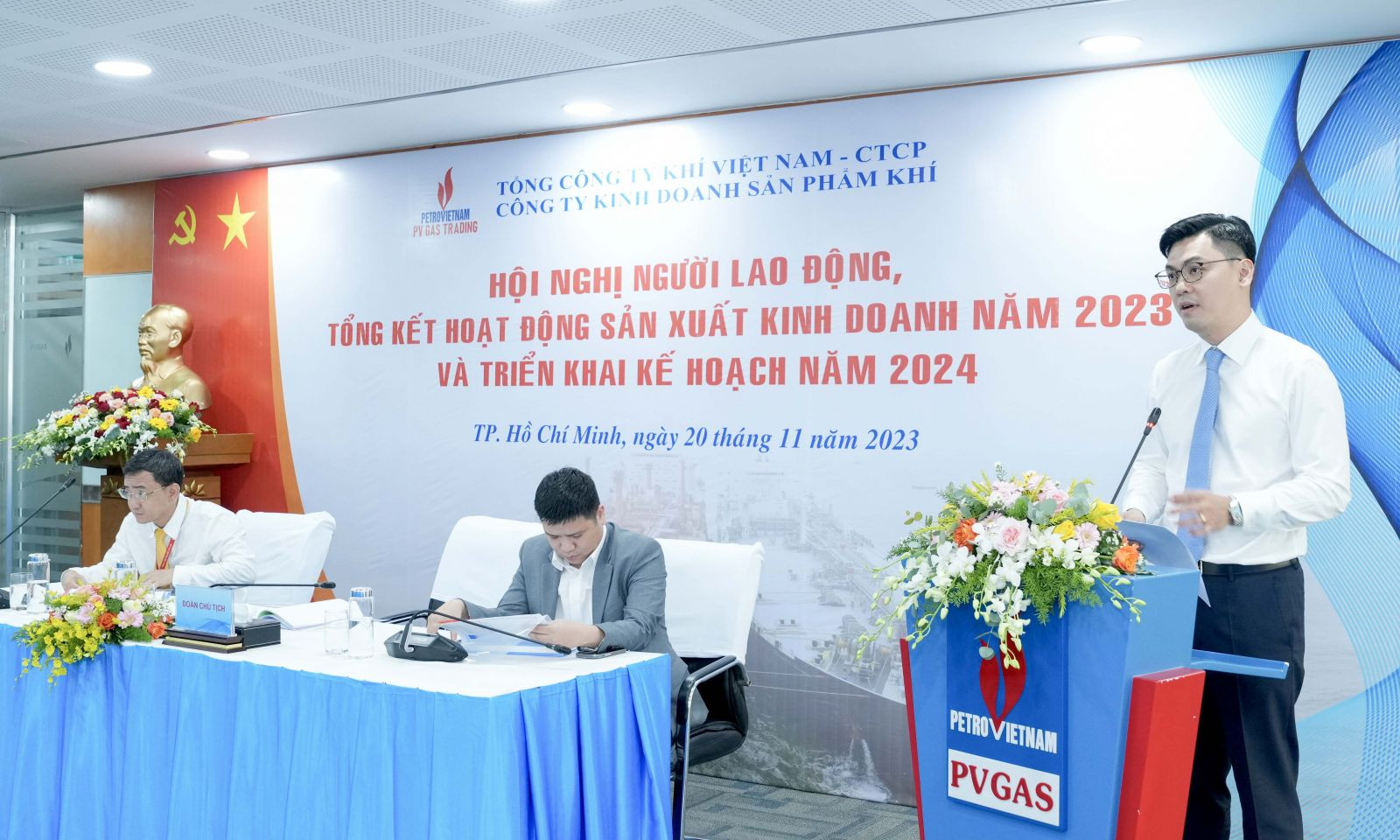 Đoàn chủ tịch báo cáo kết quả SXKD năm 2023 và kế hoạch năm 2024.