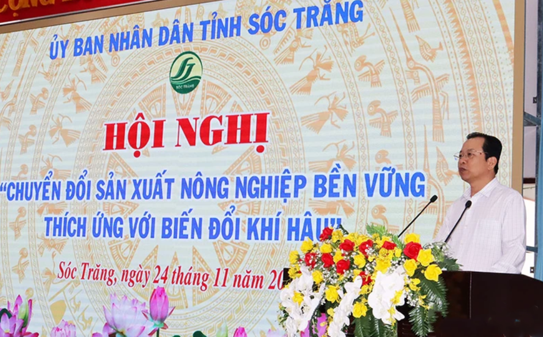 Phó Chủ tịch Ủy ban nhân dân tỉnh Sóc Trăng Vương Quốc Nam phát biểu tại hội nghị