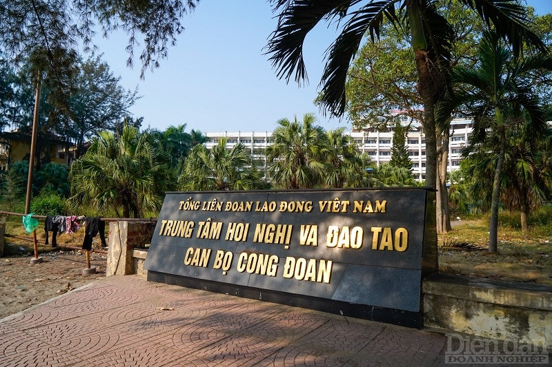 Hiện khu du lịch Đồ Sơn có 11 bộ, ngành, đoàn thể trung ương có nhà khách, khách sạn, trung tâm điều dưỡng được xây dựng trên diện tích hơn 134.000 m2